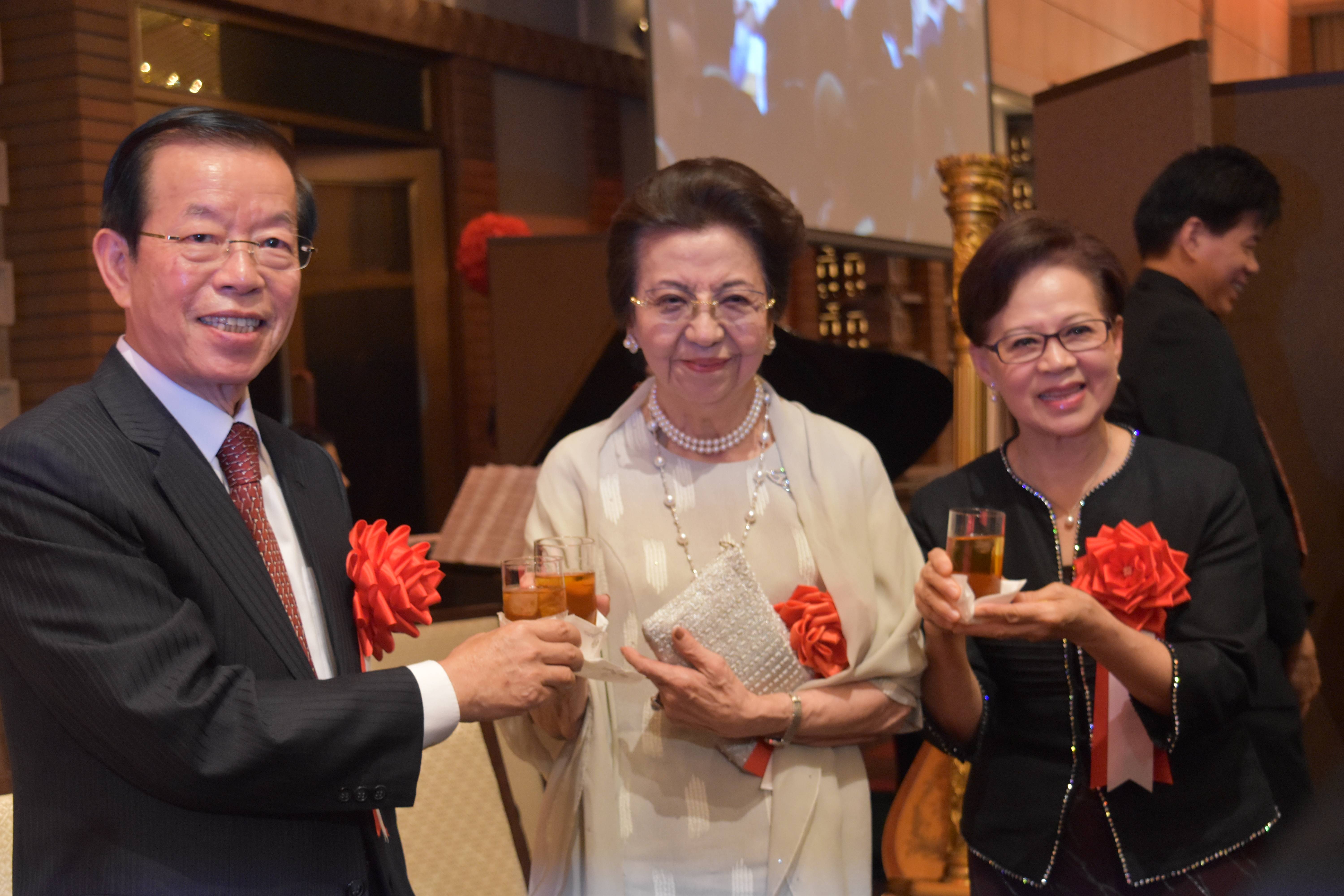 国慶節を祝う(左から謝長廷代表、安倍洋子さん、謝代表夫人)