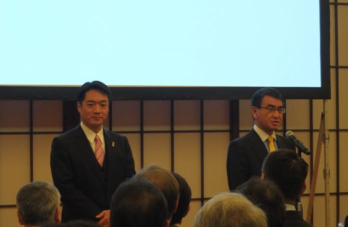 日本外務大臣河野太郎(右)與高知縣知事尾崎正直(左)