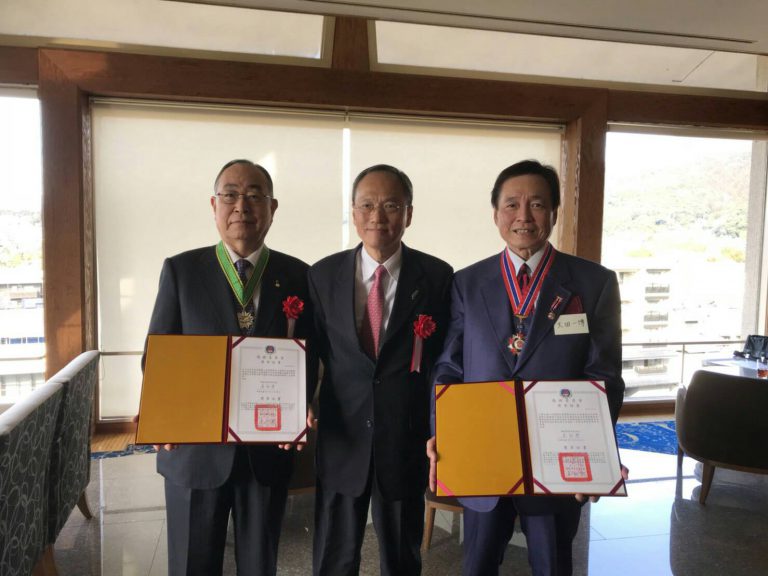 王輝生　江口克彥獲僑委會二等華光獎章