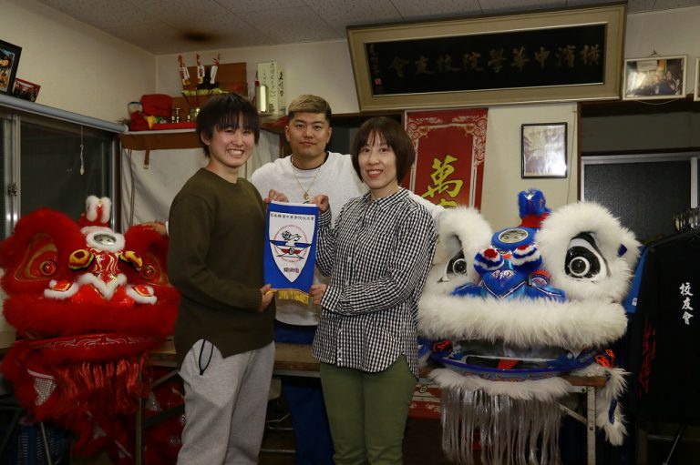 獅子舞の青年を写す、橋本浩美さんの写真展