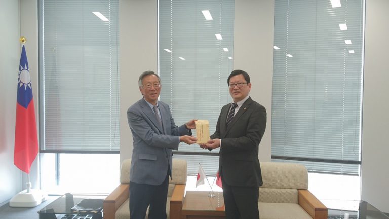 神戶華僑總會會長陸超赴駐大阪辦事處轉贈鄒博馨醫師花蓮震災捐款