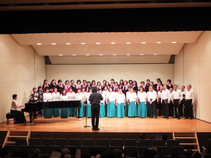 最後兩團大合唱日文歌曲《故鄉》