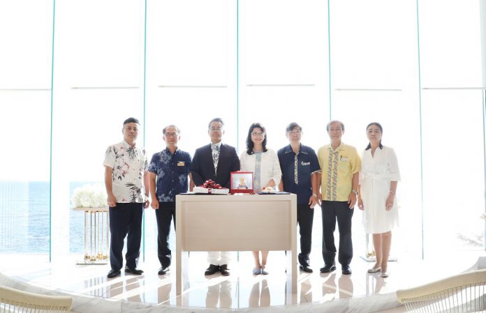 駐那霸辦事處蘇啟誠處長(右3)日本中華聯合總會新垣旬子會長(右1)內閣府沖繩總合事務局經濟產業部寺家克昌部長(左2)沖繩縣廳商工勞動部伊集直哉統括監(左1)北谷町神山正勝副町長(右2)應邀觀禮見證交流協定簽署 1