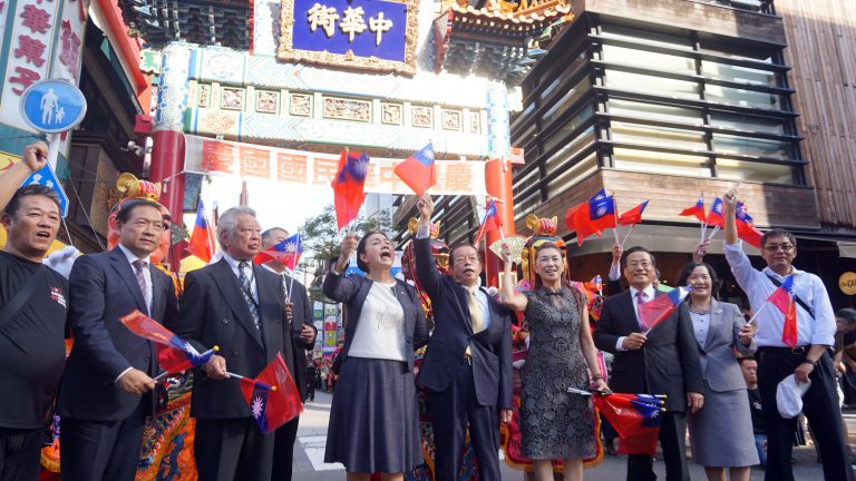 橫濱僑界遊行賀國慶　三太子助陣炒熱氣氛