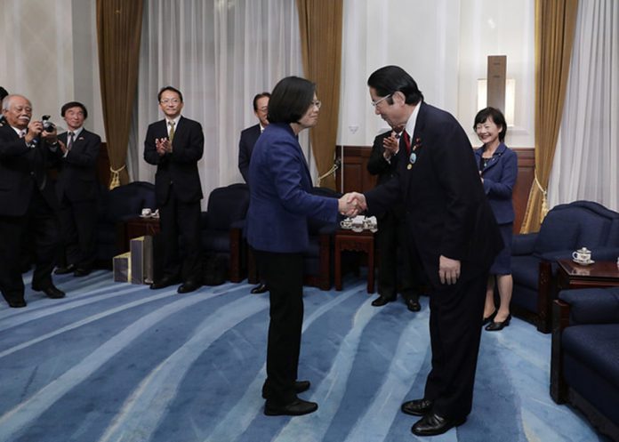蔡英文總統與衛藤征士郎眾議員握手致意