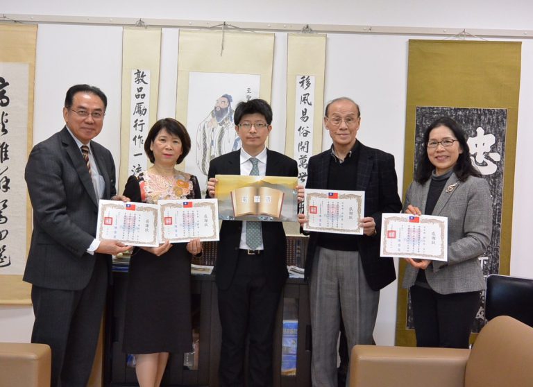 亞太經濟情報社與關西台商會聯合捐贈大阪中華學校電子書