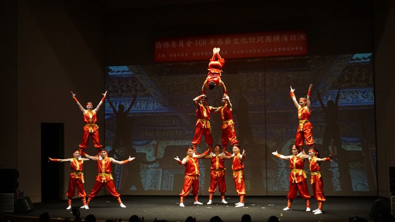 僑委會春訪團橫濱公演　台灣雜技獲滿堂彩