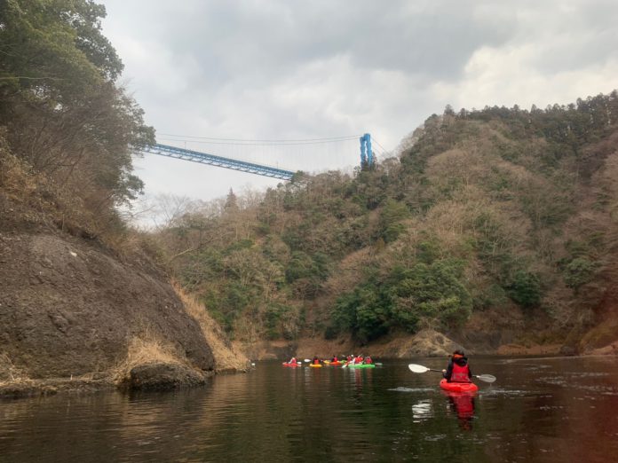 遊客能乘著獨木舟,欣賞龍神峽的壯景