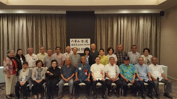 照片3:駐那霸辦事處范振國處長(前排右5)、琉球華僑總會張本光輝會長(前排左5)、宮野照男支部長(前排左4)與出席會員合影。