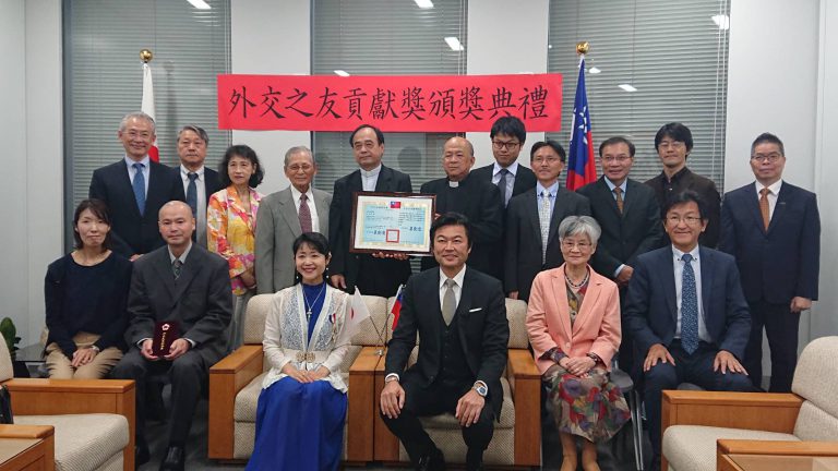 日本福音歌手森祐理用歌聲伴台灣 獲外交之友貢獻獎