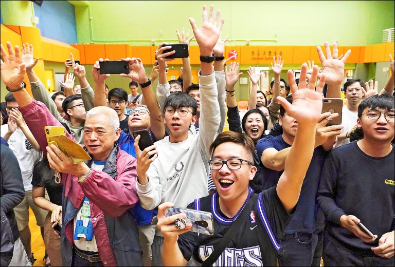 香港区議選で民主派議席が8割超