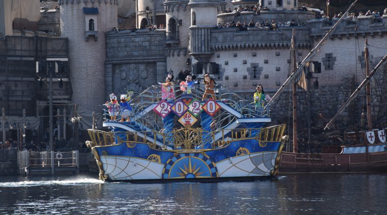 東京迪士尼明星迎鼠年 身穿和服拜年賀歲