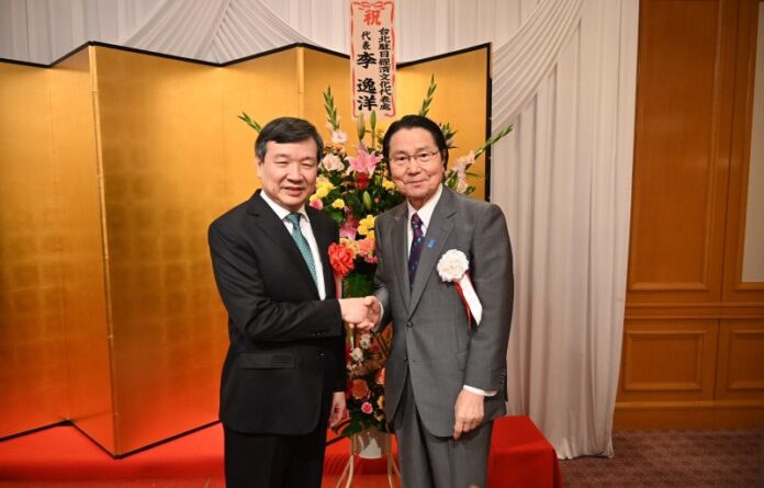 李逸洋・駐日代表(左)、衛藤征士郎・日本台湾親善協会会長(右)(写真提供:代表処) 李逸洋・駐日代表(左)、衛藤征士郎・日本台湾親善協会会長(右)(写真提供:代表処)
