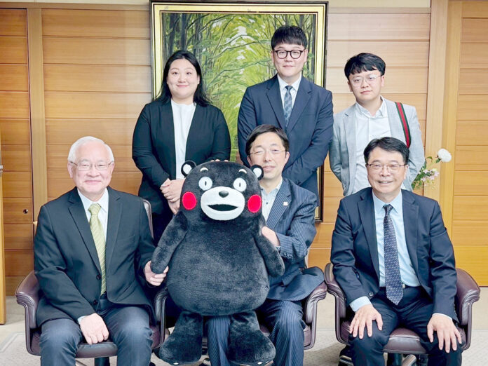 （左起）竹科能源產業股份有限公司暨新大同投顧公司楊榮光董事長、熊本縣木村敬知事、京揚株式會社陳振興社長（後排中）KONST國際營運負責人張永旭、KONST蔡明志執行長