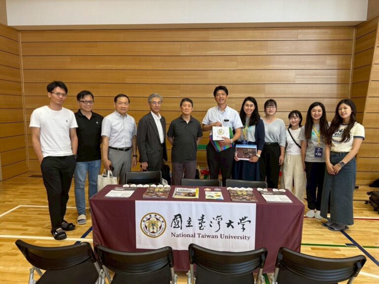 羅鴻健理事長（左から5番目）と卒業生および在学生の集合写真