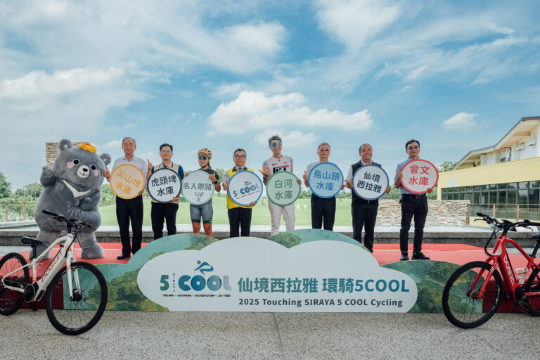 許主龍處長、代表與網紅紀念合影