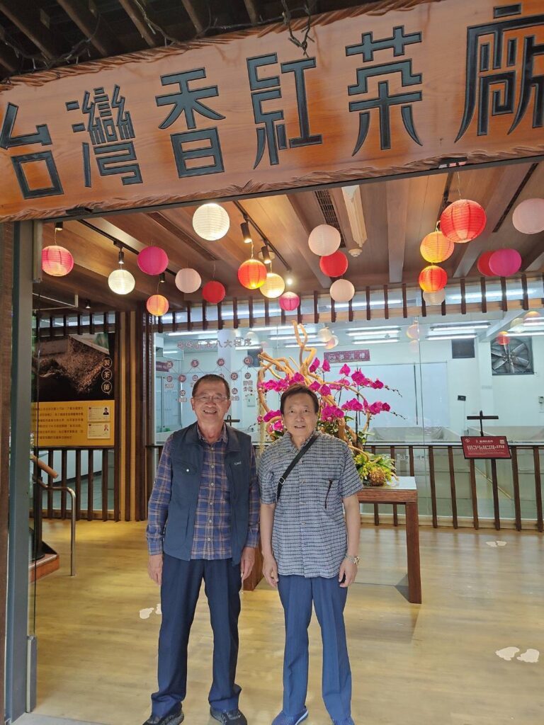 左 : 王坤連総経理、右 : 大田一博（王輝生）理事長紀念合影