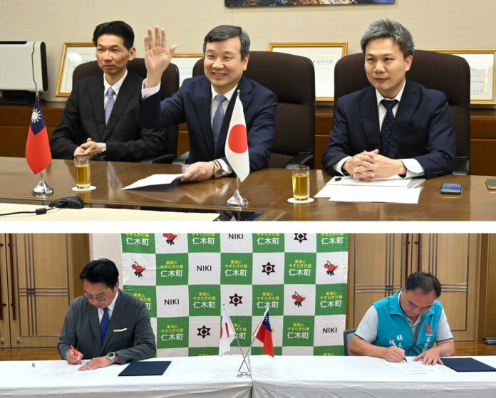 駐日李大使李逸洋（中）線上見證