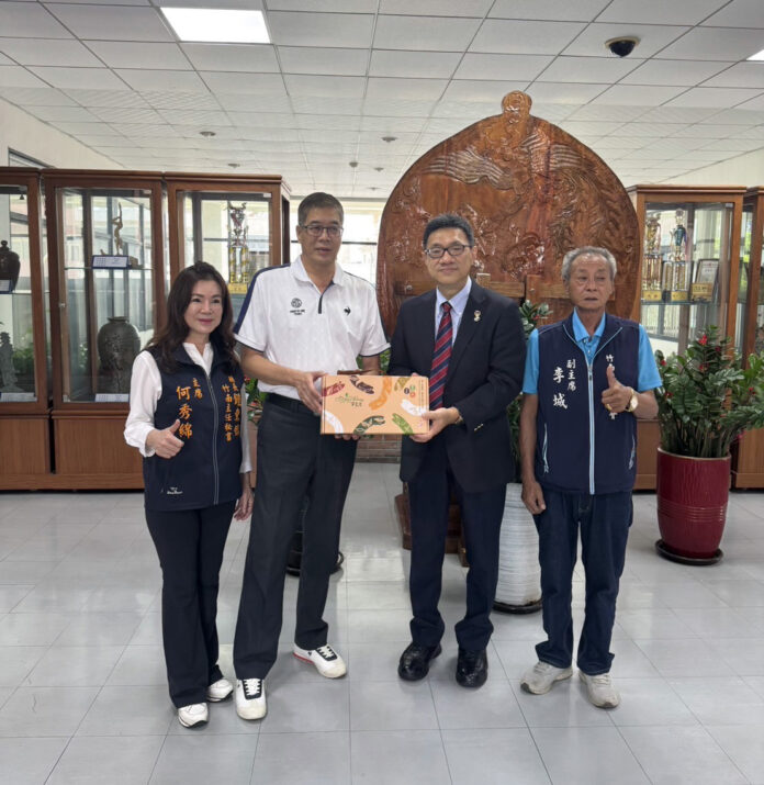 左起代表會主席何秀綿，鎮長方進興，千葉台商會長王育崎，代表會副主席李城