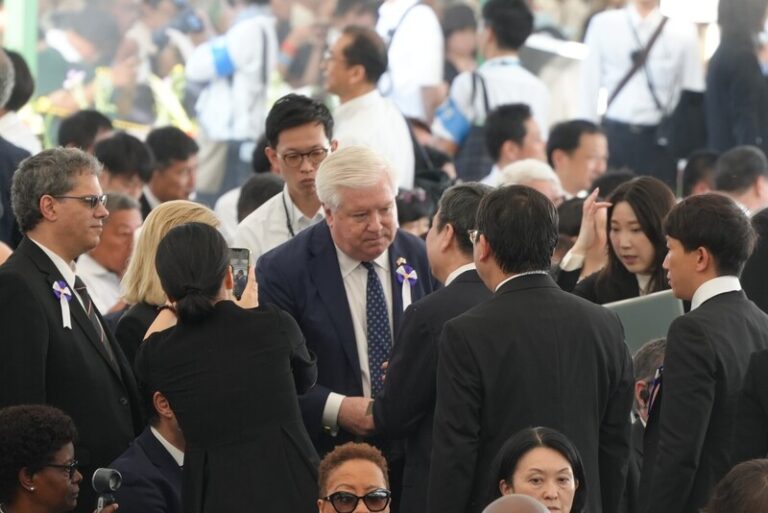 李駐日代表、平和記念式典に初めて参列 米駐日大使と握手交わす