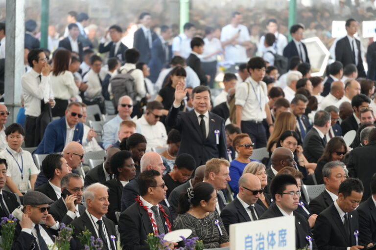 台湾の代表として初めて広島の平和記念式典に参列した李逸洋駐日代表（手を振る男性）（写真\中央社）