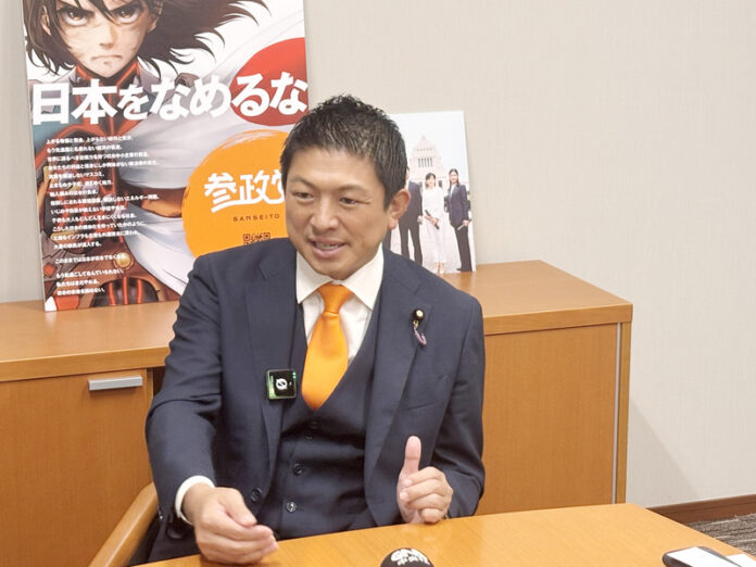 日本第27屆參議院大選，參政黨以一句「日本人優先」吸引選票，一舉奪下14席。然而，這個口號引發諸多爭議，有人批評這是極右主義、民族主義。神谷宗幣接受中央社專訪表示，當初提出這個口號，本意是希望管控過度的全球主義，而不是歧視外國人。(圖\中央社)