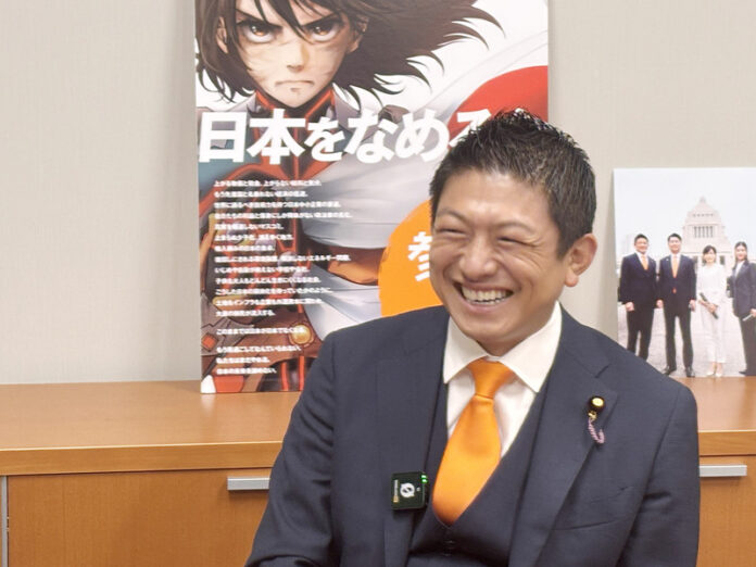 日本參議院大選7月20日結果揭曉，成立僅5年的參政黨在參議院席次由原本的1席一舉增加至15席，眾議院則擁有3席。參政黨代表神谷宗幣在大選後接受中央社專訪表示，已著手規劃下屆眾議院大選應戰策略，將目標鎖定在30至40席，預計推出約100名候選人。(圖\中央社)