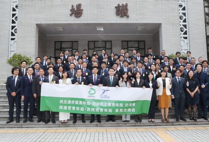 民進党青年部長・立法委員の陳冠廷氏(前列左8)は19日、立法院で自民党青年局代表団を迎え、日台の若手議員による交流座談会を行った。自民党青年局長の中曾根康隆氏(前列左7)をはじめ約70人が参加し、議場前で記念撮影(写真/中央社) 民進党青年部長・立法委員の陳冠廷氏(前列左8)は19日、立法院で自民党青年局代表団を迎え、日台の若手議員による交流座談会を行った。自民党青年局長の中曾根康隆氏(前列左7)をはじめ約70人が参加し、議場前で記念撮影(写真/中央社)