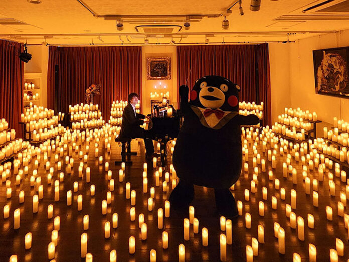 與鋼琴家菅野大地一起努力練習指揮的熊本熊（圖\熊本縣提供）