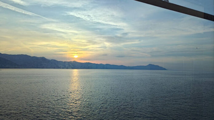 「クルーズ船上にて、地中海の朝陽を初めて迎える」 暁がほのかに開き、地中海の天蓋にはなお夜の余韻が漂っている。 雲は初めの一筋の陽光にそっと金の粉を染められ、海面は静かな鏡のように凪ぎ、 ただ遠く、旭日が柔らかな黄金の小径を引き、山影の懐へとまっすぐ延びている。 「クルーズ船上にて、地中海の朝陽を初めて迎える」 暁がほのかに開き、地中海の天蓋にはなお夜の余韻が漂っている。 雲は初めの一筋の陽光にそっと金の粉を染められ、海面は静かな鏡のように凪ぎ、 ただ遠く、旭日が柔らかな黄金の小径を引き、山影の懐へとまっすぐ延びている。