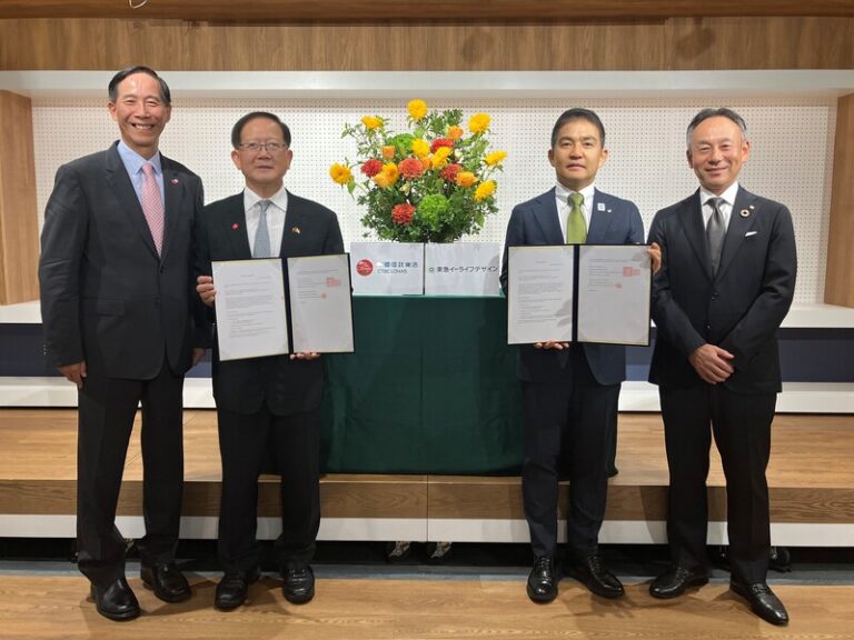 中信樂活攜手日本東急不動產打造養生村，左起台灣人壽莊中慶總經理、中國信託樂活董事長陳國恩、東急E-LIFE DESIGN代表取締役社長大柴信吾、日本東急不動產取締役常務執行役員丹下慎也代表簽約(圖\中央社)