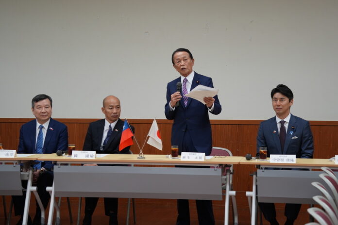 立法院長韓國瑜(左2)與自民黨最高顧問麻生太郎(右2)會面。自民黨青年局長中曾根康隆(右1)、駐日代表李逸洋(左1)與會(圖/中央社) 立法院長韓國瑜(左2)與自民黨最高顧問麻生太郎(右2)會面。自民黨青年局長中曾根康隆(右1)、駐日代表李逸洋(左1)與會(圖/中央社)