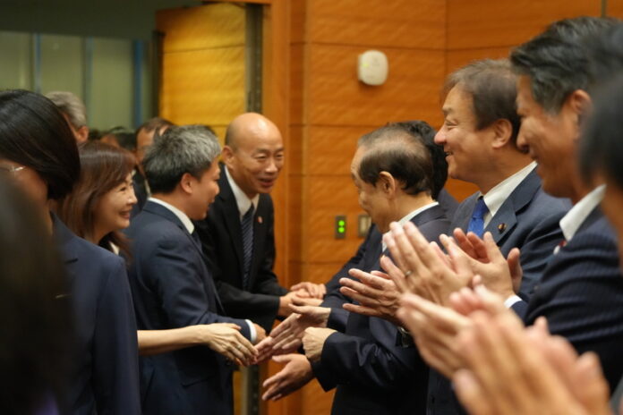 立法院長韓國瑜(後中)率領跨黨派立委訪問日本,拜會日華議員懇談會(圖/中央社) 立法院長韓國瑜(後中)率領跨黨派立委訪問日本,拜會日華議員懇談會(圖/中央社)