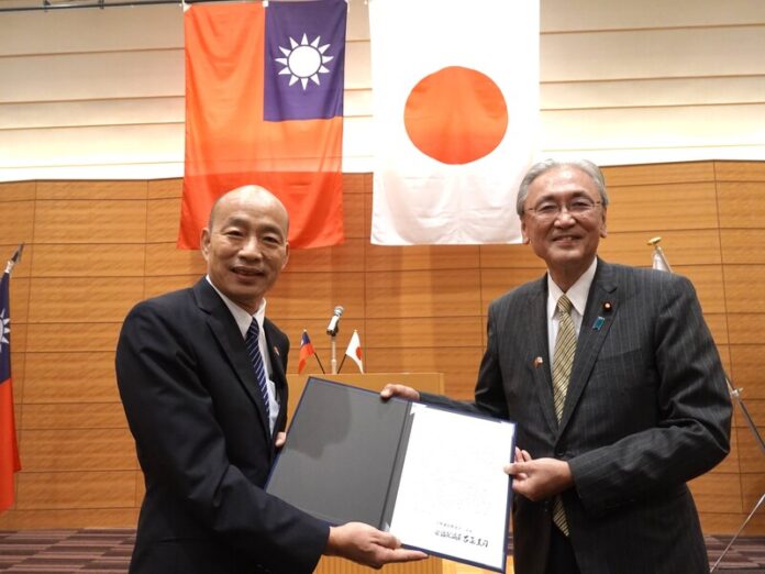 韓国瑜立法院長（左）と日華懇会長の古屋圭司衆院議員（右）（写真＝中央社）