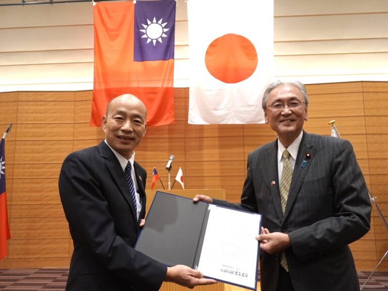韓国瑜立法院長（左）と日華懇会長の古屋圭司衆院議員（右）（写真＝中央社）