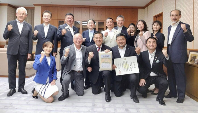 台日產經友好促進會會長葉建揚(前排右2)率團拜會日本石川縣知事馳浩(前排中)贈台灣米至石川災區