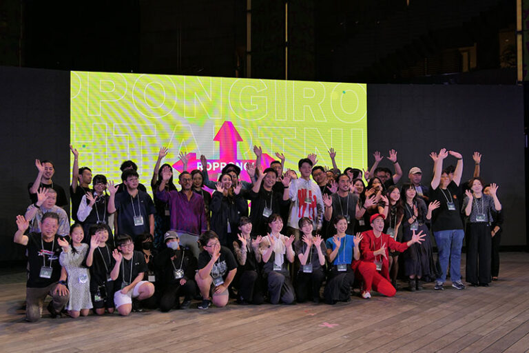 參展藝術家於六本木藝術之夜開幕後合影