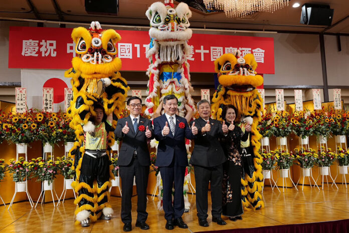 范振國總領事(左)李逸洋大使(中)許耀庚會長(右)合影 范振國總領事(左)李逸洋大使(中)許耀庚會長(右)合影