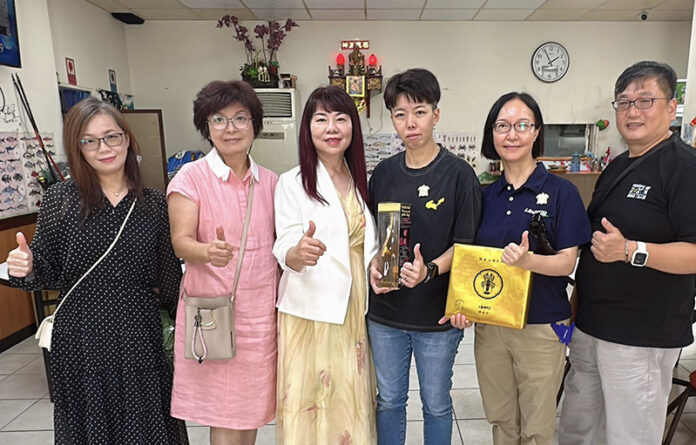 王秀燕理事長(左2)、正田千媛會長(左3)、局長陳鈺雲(右3)、處長陳美齢(右2)、總幹事張豪澤(右1)合影