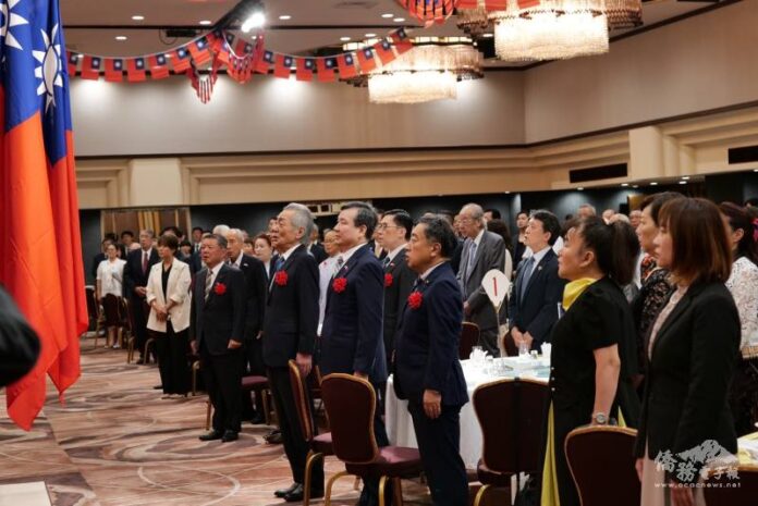 活動全體肅立高唱臺日兩國國歌