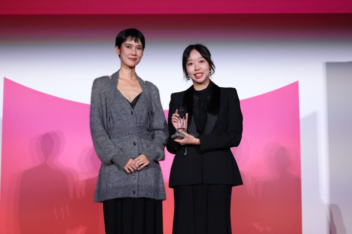 國立臺灣藝術大學陳莉璇導演之《保密例外》榮獲38屆東京國際影展「亞洲學生短片競賽單元」評審團特別獎(右),左為本單元評審之一並擔任頒獎貴賓的岡本多緒。©2025 TIFF.jpg 國立臺灣藝術大學陳莉璇導演之《保密例外》榮獲38屆東京國際影展「亞洲學生短片競賽單元」評審團特別獎(右),左為本單元評審之一並擔任頒獎貴賓的岡本多緒。©2025 TIFF.jpg