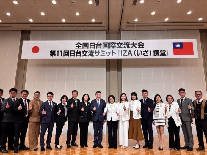 第11屆台日交流峰會4日於鎌倉市舉行,為峰會首次 移師關東地區。駐日代表李逸洋(右9)、高雄市議 會議長康裕成(右8)、台南市議會議長邱莉莉(右 10)等人與會(圖/中央社) 第11屆台日交流峰會4日於鎌倉市舉行,為峰會首次 移師關東地區。駐日代表李逸洋(右9)、高雄市議 會議長康裕成(右8)、台南市議會議長邱莉莉(右 10)等人與會(圖/中央社)