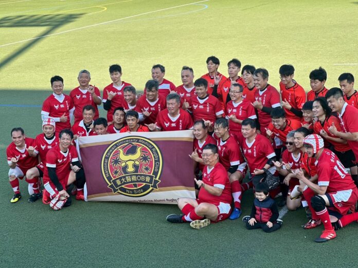 台日交流賽後台大醫橄校友與在校生在長崎市營球場展旗合影留念