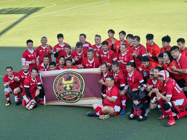 台日交流賽後台大醫橄校友與在校生在長崎市營球場展旗合影留念