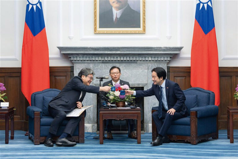 自民党の萩生田光一幹事長代行（左）と会談する頼清徳総統（右）（圖/中央社）