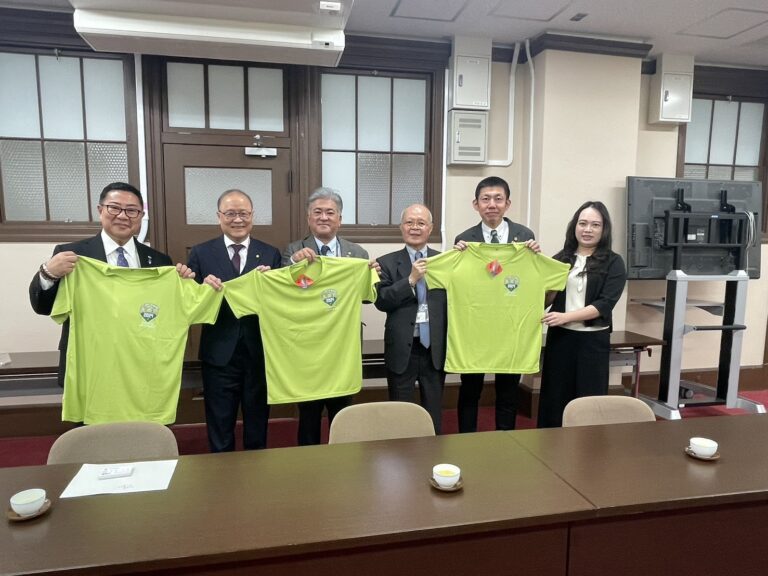 信賴台灣之友會總會理事長劉國隆（左二）贈送「挺台灣」T恤給大阪府議會議長金城克典（左三）及府議員