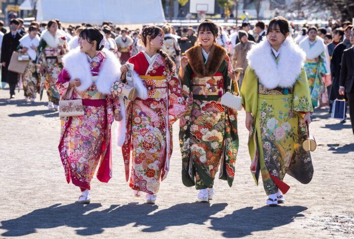 身著和服的年輕女子準備參加成人典禮。(Yuichi Yamazaki/AFP via Getty Images)