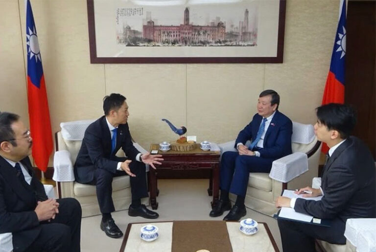 会談（写真は李逸洋大使FBから抜粋）