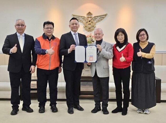 開南大學校務顧問聘任典禮合影,中為董事長顏志光、總統府國策顧問陳天隆(右3),開南大學校長郭鐘達(左2)、主任秘書兼副校長陳文甲(左1),開南中學校長劉美慧(右2)、秘書陳相如。(圖:中央社) 開南大學校務顧問聘任典禮合影,中為董事長顏志光、總統府國策顧問陳天隆(右3),開南大學校長郭鐘達(左2)、主任秘書兼副校長陳文甲(左1),開南中學校長劉美慧(右2)、秘書陳相如。(圖:中央社)