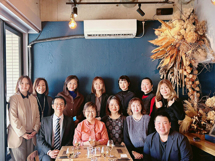 徐佳菁委員長和栃木台灣總會執行部合影 (前左1)栃木臺灣總會會長鄭鈞晏 徐佳菁委員長和栃木台灣總會執行部合影 (前左1)栃木臺灣總會會長鄭鈞晏